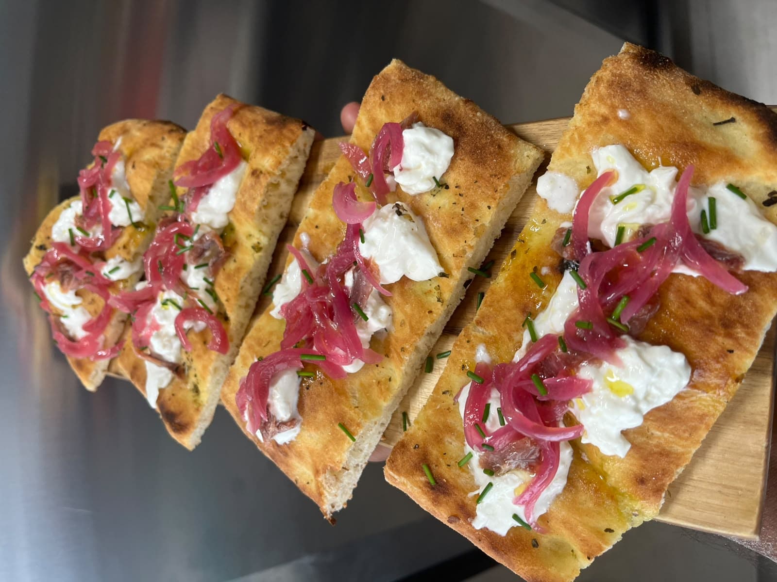 Focaccia con alici, formaggio fresco e cipolla rossa della Vecchia Pesa