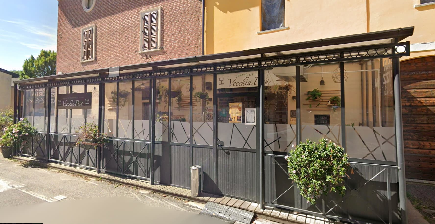 Facciata e veranda vetrata della Vecchia Pesa in Via Roma 36